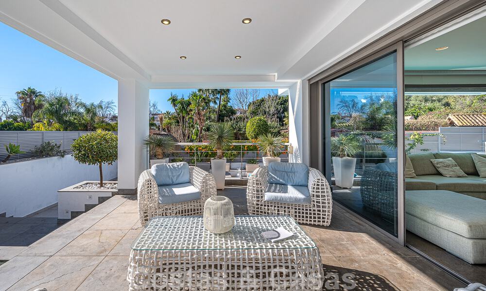 Atractiva villa de lujo de estilo arquitectónico contemporáneo en venta con vistas al mar, situada en una deseable zona residencial de la Milla de Oro de Marbella 50188