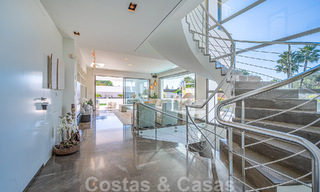 Atractiva villa de lujo de estilo arquitectónico contemporáneo en venta con vistas al mar, situada en una deseable zona residencial de la Milla de Oro de Marbella 50193 