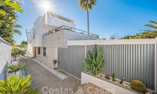Atractiva villa de lujo de estilo arquitectónico contemporáneo en venta con vistas al mar, situada en una deseable zona residencial de la Milla de Oro de Marbella 50194 
