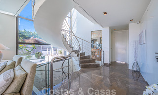 Atractiva villa de lujo de estilo arquitectónico contemporáneo en venta con vistas al mar, situada en una deseable zona residencial de la Milla de Oro de Marbella 50195 