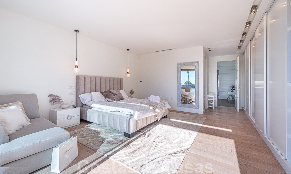 Atractiva villa de lujo de estilo arquitectónico contemporáneo en venta con vistas al mar, situada en una deseable zona residencial de la Milla de Oro de Marbella 50197