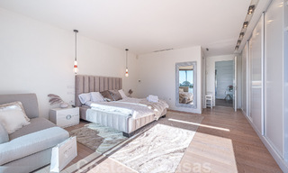 Atractiva villa de lujo de estilo arquitectónico contemporáneo en venta con vistas al mar, situada en una deseable zona residencial de la Milla de Oro de Marbella 50197 