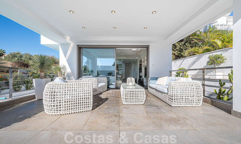 Atractiva villa de lujo de estilo arquitectónico contemporáneo en venta con vistas al mar, situada en una deseable zona residencial de la Milla de Oro de Marbella 50201