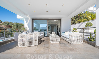 Atractiva villa de lujo de estilo arquitectónico contemporáneo en venta con vistas al mar, situada en una deseable zona residencial de la Milla de Oro de Marbella 50201 