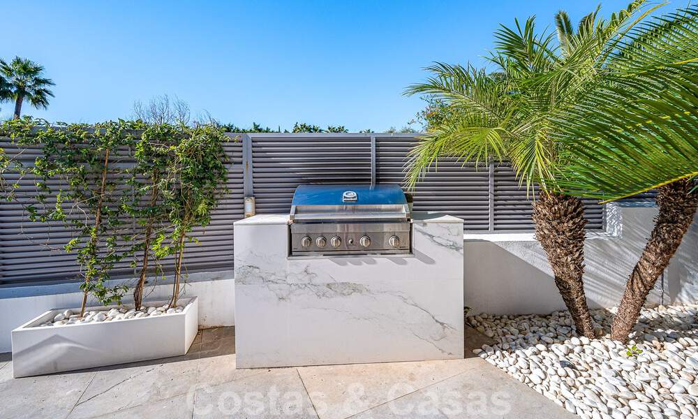 Atractiva villa de lujo de estilo arquitectónico contemporáneo en venta con vistas al mar, situada en una deseable zona residencial de la Milla de Oro de Marbella 50204