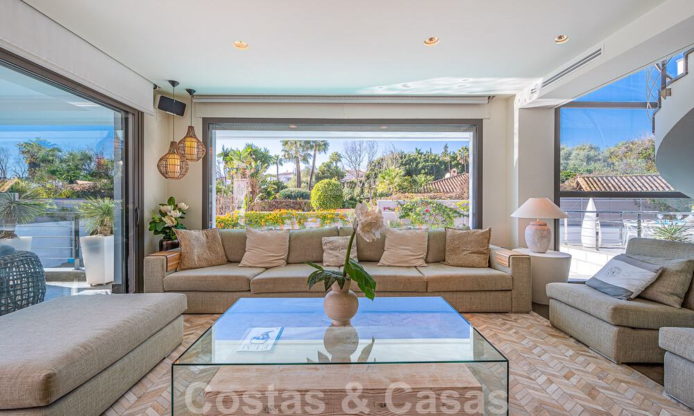 Atractiva villa de lujo de estilo arquitectónico contemporáneo en venta con vistas al mar, situada en una deseable zona residencial de la Milla de Oro de Marbella 50205