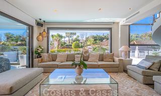 Atractiva villa de lujo de estilo arquitectónico contemporáneo en venta con vistas al mar, situada en una deseable zona residencial de la Milla de Oro de Marbella 50205 