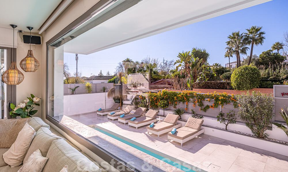 Atractiva villa de lujo de estilo arquitectónico contemporáneo en venta con vistas al mar, situada en una deseable zona residencial de la Milla de Oro de Marbella 50207