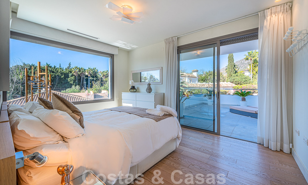 Atractiva villa de lujo de estilo arquitectónico contemporáneo en venta con vistas al mar, situada en una deseable zona residencial de la Milla de Oro de Marbella 50213