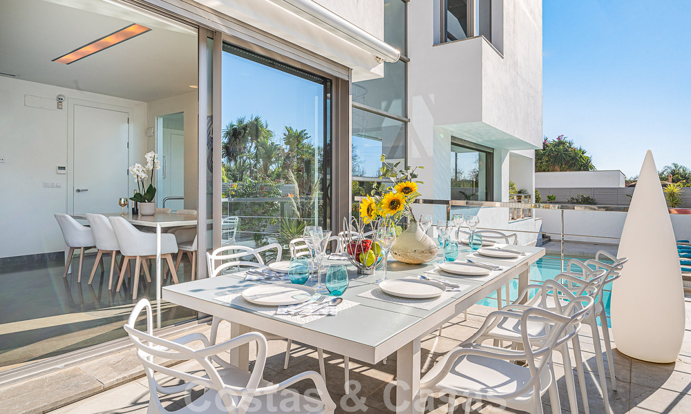 Atractiva villa de lujo de estilo arquitectónico contemporáneo en venta con vistas al mar, situada en una deseable zona residencial de la Milla de Oro de Marbella 50215