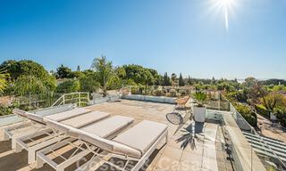 Atractiva villa de lujo de estilo arquitectónico contemporáneo en venta con vistas al mar, situada en una deseable zona residencial de la Milla de Oro de Marbella 50217 