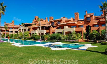 Apartamentos y áticos de lujo cerca de la playa en venta, Marbella - Estepona. 25990