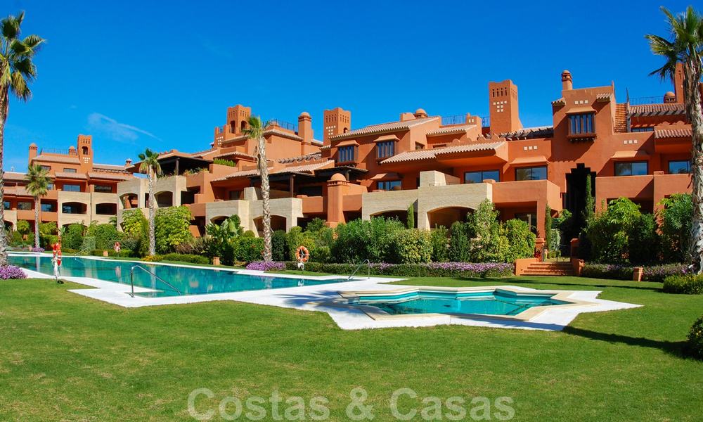 Apartamentos y áticos de lujo cerca de la playa en venta, Marbella - Estepona. 25990