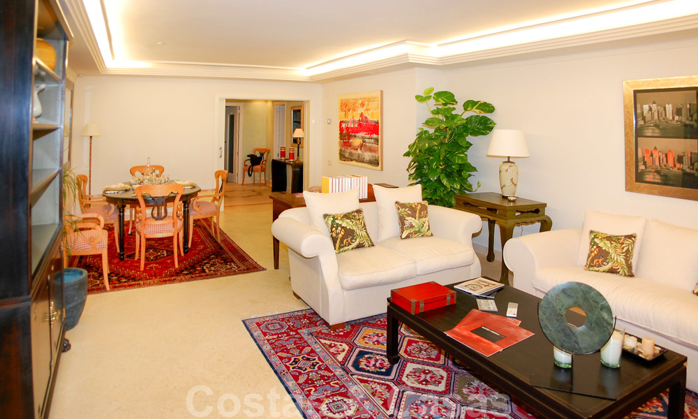 Apartamentos y áticos de lujo cerca de la playa en venta, Marbella - Estepona. 25995