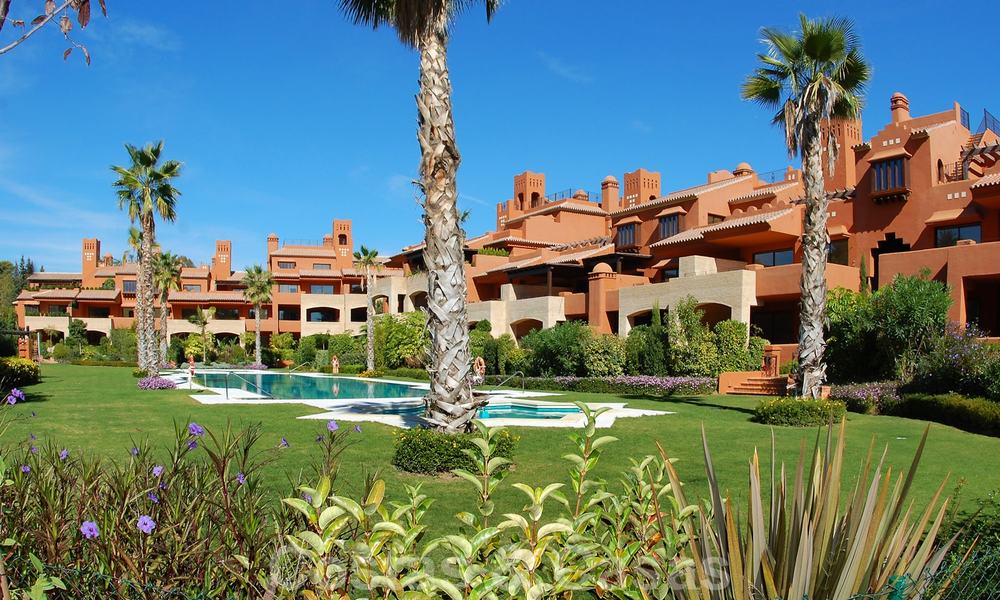 Apartamentos y áticos de lujo cerca de la playa en venta, Marbella - Estepona. 25998