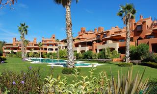 Apartamentos y áticos de lujo cerca de la playa en venta, Marbella - Estepona. 25998 