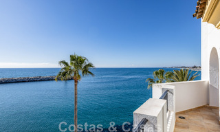 Gigantesco ático dúplex en venta con impresionantes vistas al mar en primera línea de playa en el puerto deportivo de Puerto Banús, Marbella 49104 