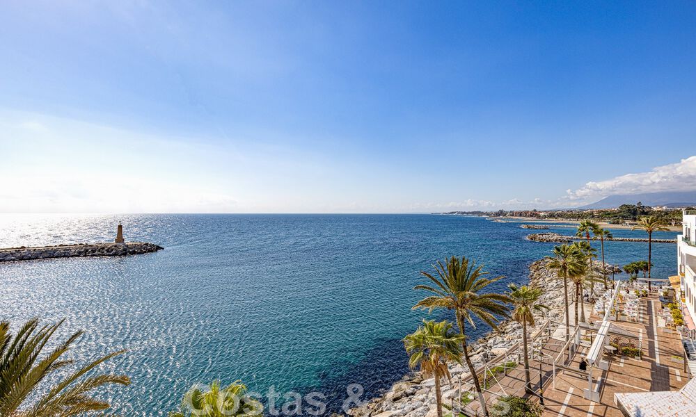 Gigantesco ático dúplex en venta con impresionantes vistas al mar en primera línea de playa en el puerto deportivo de Puerto Banús, Marbella 49108
