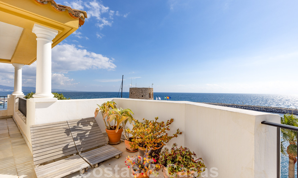 Gigantesco ático dúplex en venta con impresionantes vistas al mar en primera línea de playa en el puerto deportivo de Puerto Banús, Marbella 49110