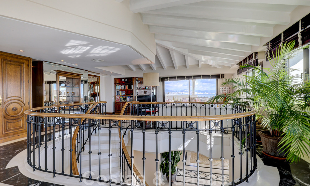 Gigantesco ático dúplex en venta con impresionantes vistas al mar en primera línea de playa en el puerto deportivo de Puerto Banús, Marbella 49122