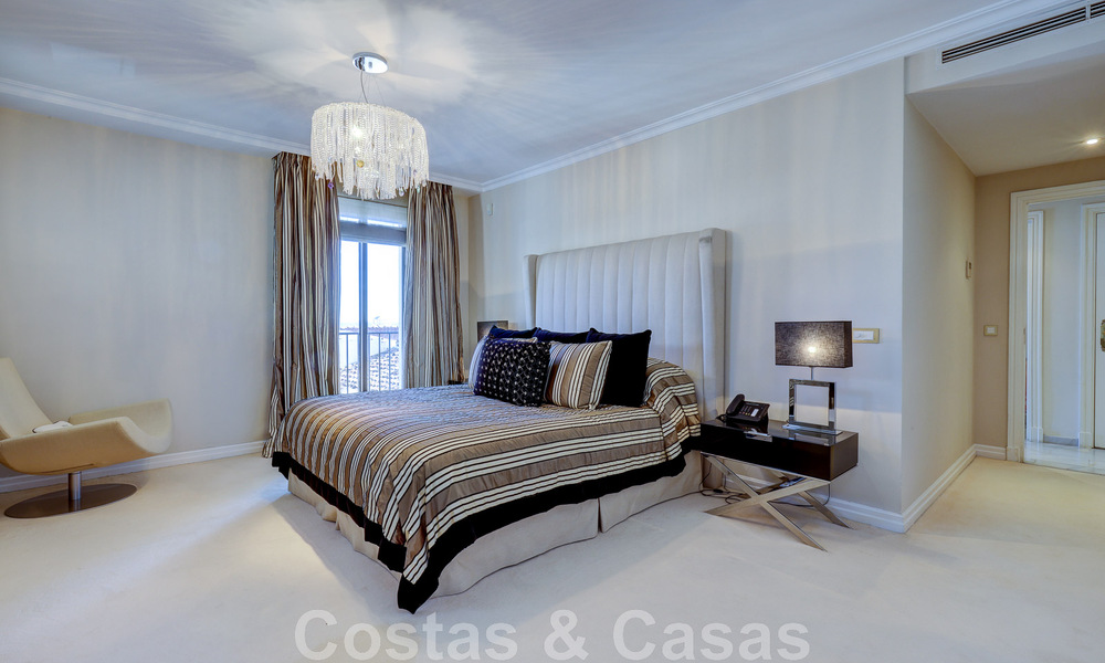 Gigantesco ático dúplex en venta con impresionantes vistas al mar en primera línea de playa en el puerto deportivo de Puerto Banús, Marbella 49153