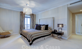 Gigantesco ático dúplex en venta con impresionantes vistas al mar en primera línea de playa en el puerto deportivo de Puerto Banús, Marbella 49153 