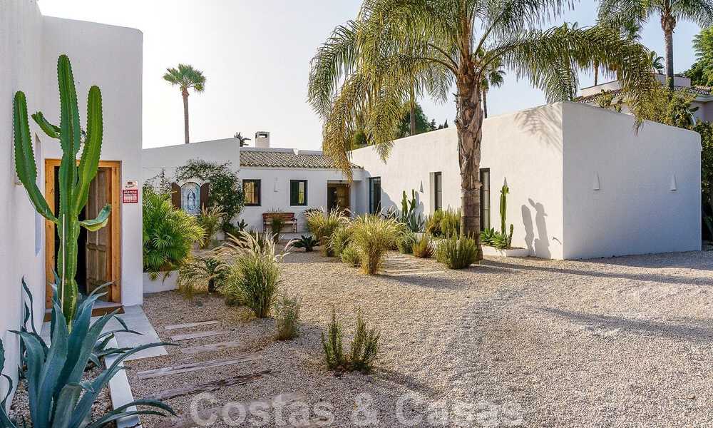 Atractiva villa de estilo ibicenco en venta con casa de invitados independiente, situada en Marbella Oeste 49918