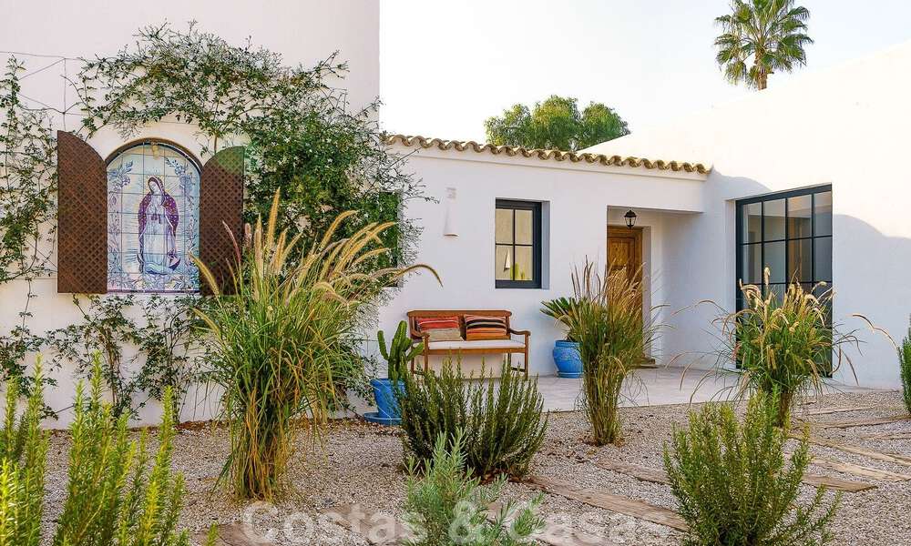 Atractiva villa de estilo ibicenco en venta con casa de invitados independiente, situada en Marbella Oeste 49920