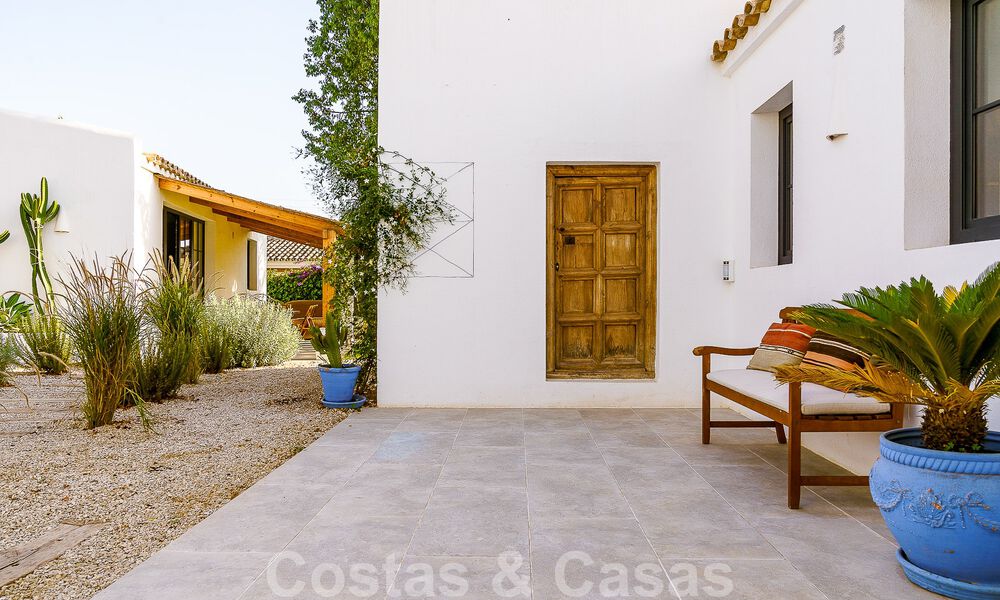 Atractiva villa de estilo ibicenco en venta con casa de invitados independiente, situada en Marbella Oeste 49922