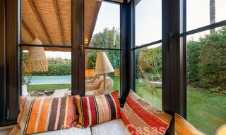Atractiva villa de estilo ibicenco en venta con casa de invitados independiente, situada en Marbella Oeste 49927 