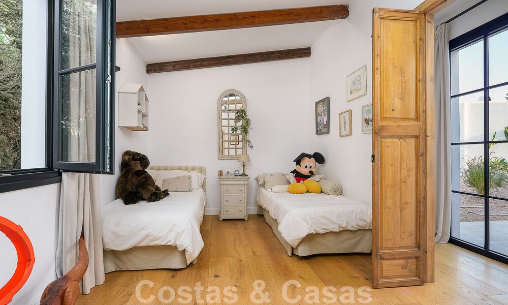 Atractiva villa de estilo ibicenco en venta con casa de invitados independiente, situada en Marbella Oeste 49932