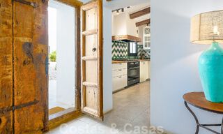 Atractiva villa de estilo ibicenco en venta con casa de invitados independiente, situada en Marbella Oeste 49940 