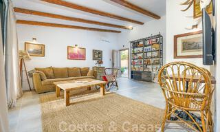 Atractiva villa de estilo ibicenco en venta con casa de invitados independiente, situada en Marbella Oeste 49949 