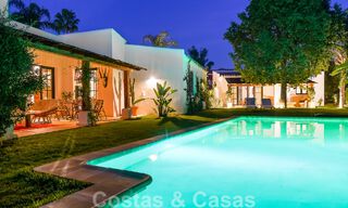 Atractiva villa de estilo ibicenco en venta con casa de invitados independiente, situada en Marbella Oeste 49968 