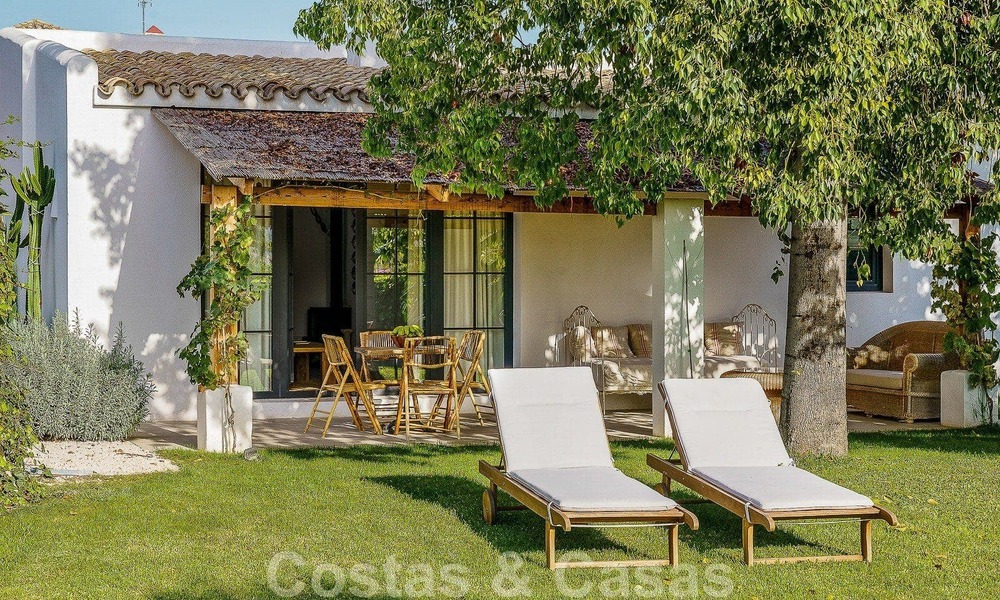 Atractiva villa de estilo ibicenco en venta con casa de invitados independiente, situada en Marbella Oeste 49969