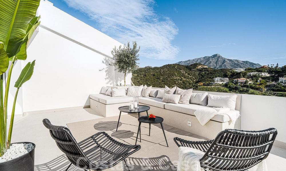 Muy encantador y espacioso ático de lujo en venta con vistas abiertas al mar desde el solárium en La Quinta, Benahavis - Marbella 49990