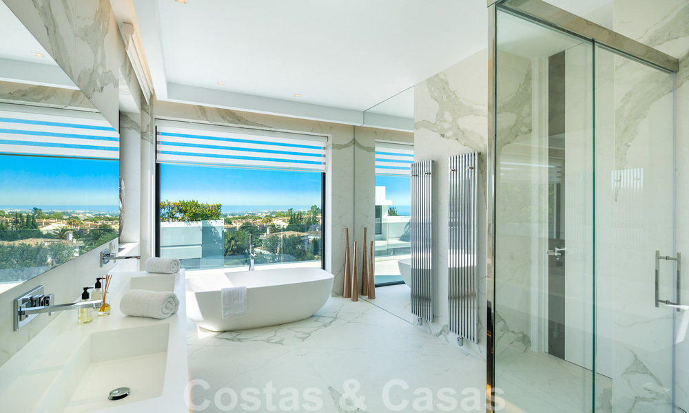 Villa de lujo contemporánea en venta con vistas panorámicas a la montaña y al mar, en el corazón de la Milla de Oro de Marbella 49880