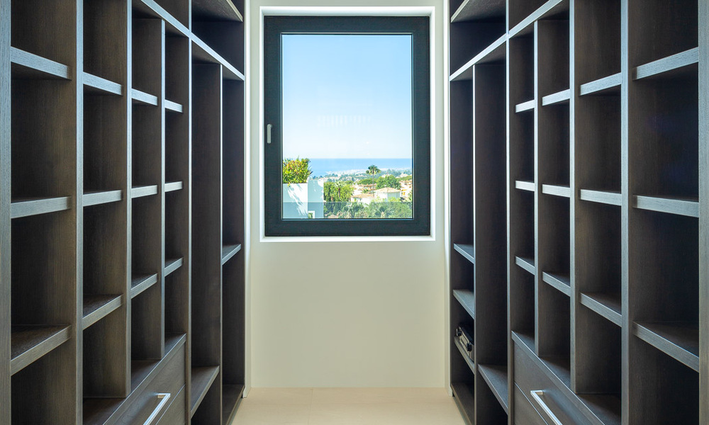 Villa de lujo contemporánea en venta con vistas panorámicas a la montaña y al mar, en el corazón de la Milla de Oro de Marbella 49881