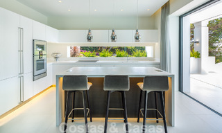 Villa de lujo contemporánea en venta con vistas panorámicas a la montaña y al mar, en el corazón de la Milla de Oro de Marbella 49883 