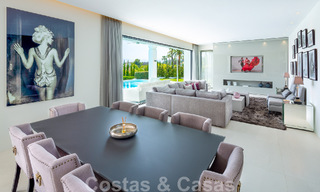 Villa de lujo contemporánea en venta con vistas panorámicas a la montaña y al mar, en el corazón de la Milla de Oro de Marbella 49890 