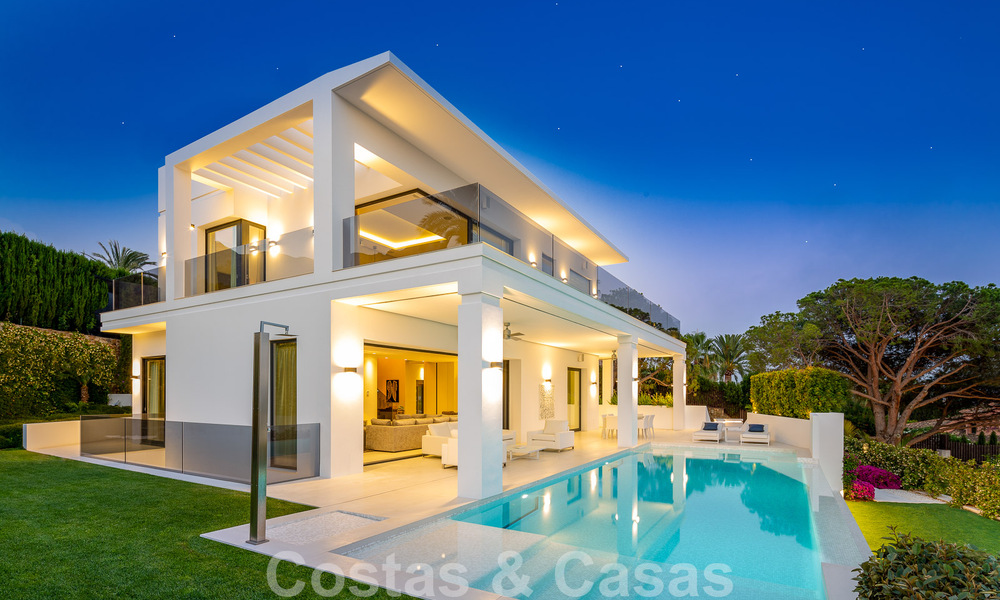 Villa de lujo contemporánea en venta con vistas panorámicas a la montaña y al mar, en el corazón de la Milla de Oro de Marbella 49904