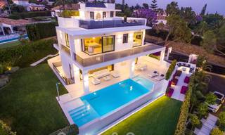 Villa de lujo contemporánea en venta con vistas panorámicas a la montaña y al mar, en el corazón de la Milla de Oro de Marbella 49906 