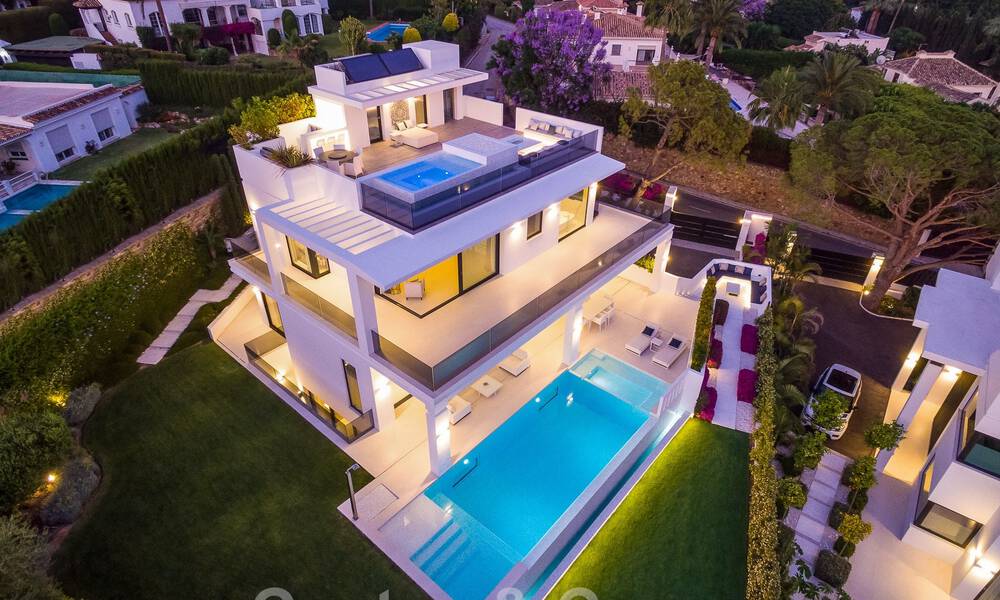 Villa de lujo contemporánea en venta con vistas panorámicas a la montaña y al mar, en el corazón de la Milla de Oro de Marbella 49907