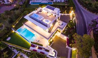 Villa de lujo contemporánea en venta con vistas panorámicas a la montaña y al mar, en el corazón de la Milla de Oro de Marbella 49908 
