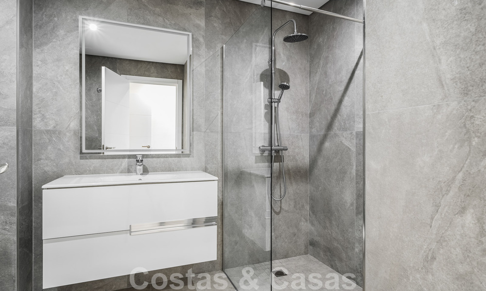 Casa adosada de estilo español en venta en una prestigiosa urbanización a poca distancia de Puerto Banús y la playa en Nueva Andalucía, Marbella 49740