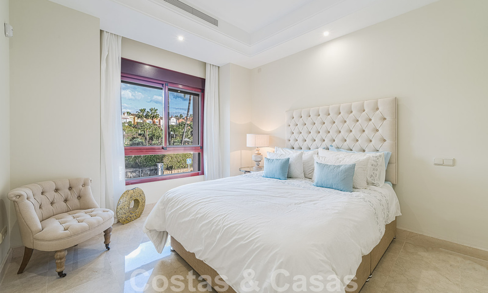 Casa adosada de estilo español en venta en una prestigiosa urbanización a poca distancia de Puerto Banús y la playa en Nueva Andalucía, Marbella 49741