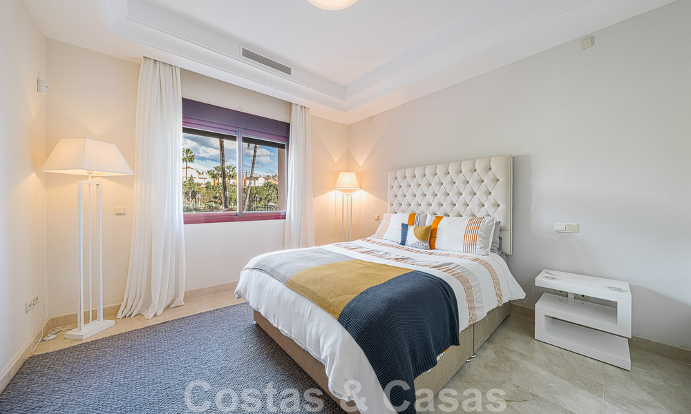 Casa adosada de estilo español en venta en una prestigiosa urbanización a poca distancia de Puerto Banús y la playa en Nueva Andalucía, Marbella 49742