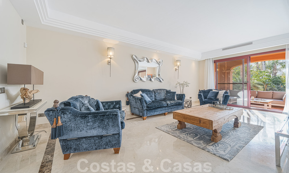 Casa adosada de estilo español en venta en una prestigiosa urbanización a poca distancia de Puerto Banús y la playa en Nueva Andalucía, Marbella 49744