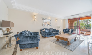 Casa adosada de estilo español en venta en una prestigiosa urbanización a poca distancia de Puerto Banús y la playa en Nueva Andalucía, Marbella 49744 