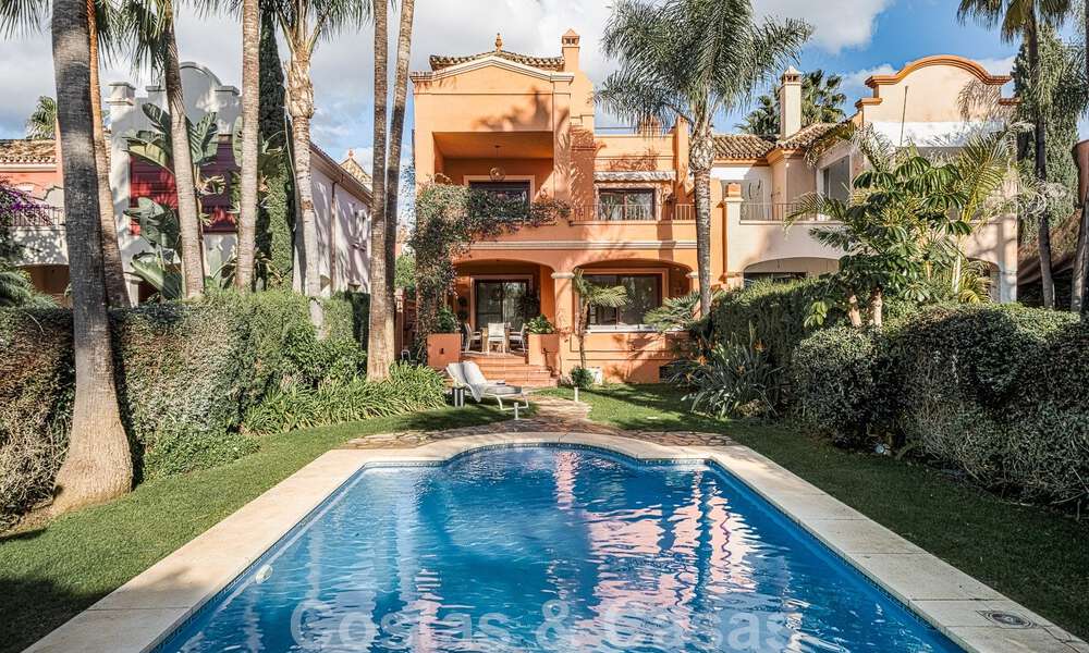 Casa adosada de estilo español en venta en una prestigiosa urbanización a poca distancia de Puerto Banús y la playa en Nueva Andalucía, Marbella 49746